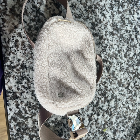 Lululemon Sherpa Everywhere Belt Bag Cream - Picture 2 of 6